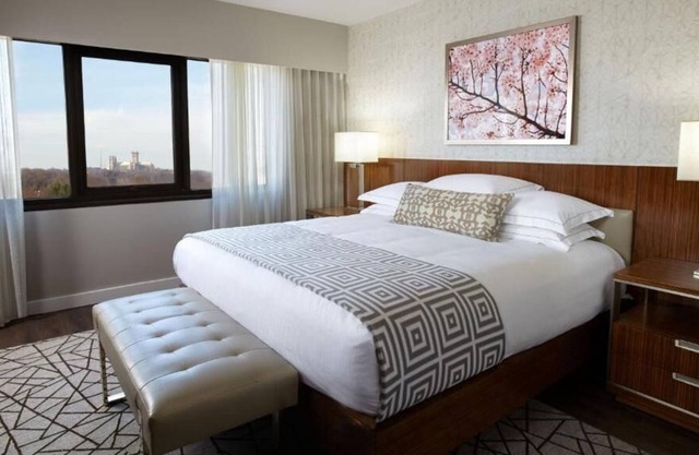 Comfort and Convenience! Parking, Indoor Pool, Near Smithsonian Museums