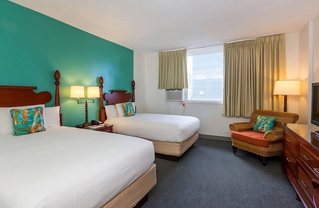 Comfort and Convenience! Pets Allowed, Onsite Pool, Close to Hobron Ln Park