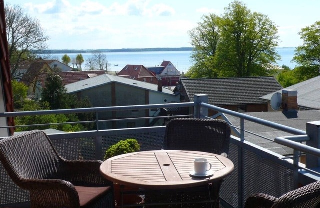 Comfort apartment with lake view, balcony, beach and. close to shopping, quiet, WiFi