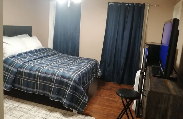 Comfort away from home -4mins walk to Quincy Adam t/station & 0 sec to b/stop