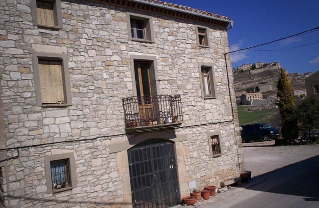 Comfort, great views 110kms from Barcelona on Route of the Cisters