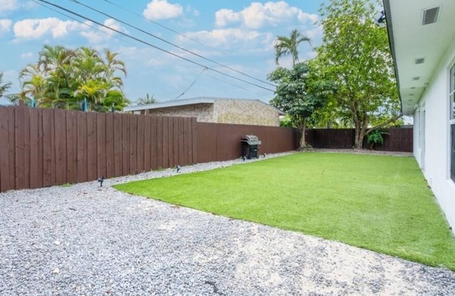 Comfort house with 4 bedrooms and 4 full bathrooms, spacious backyard with BBQ