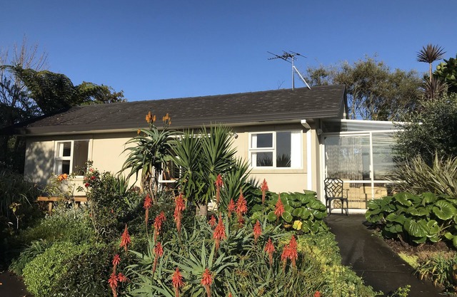 Comfortable 1 Bedroom Cottage set in rural setting 10 mins from New Plymouth.