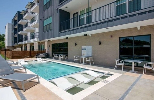 Comfortable 1BR Suite w Pool, Parking, Gym 02