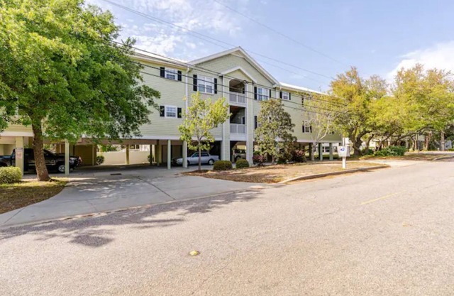 Comfortable 2 Bedroom, 2 Bathroom Condo, 2 Blocks from the Beach