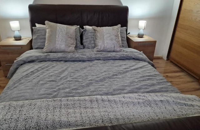 Comfortable 2 bedroom house with free parking and great transport links