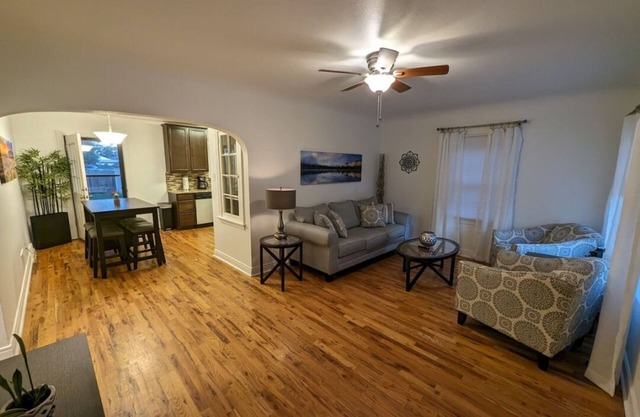 Comfortable 2 Bedroom 1 Bath Bungalow Near Downtown. Pet Friendly!