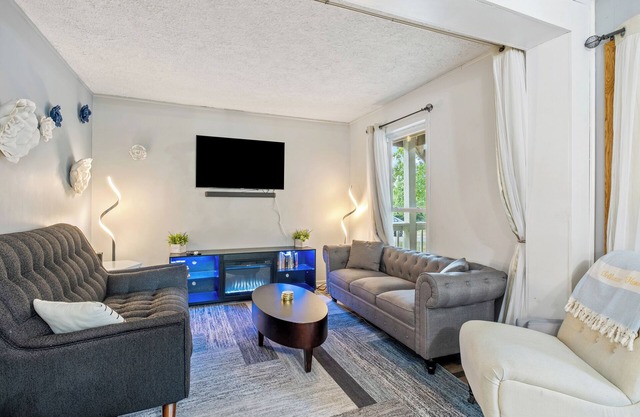 Comfortable 5br home w/lake views & tranquil sunrises