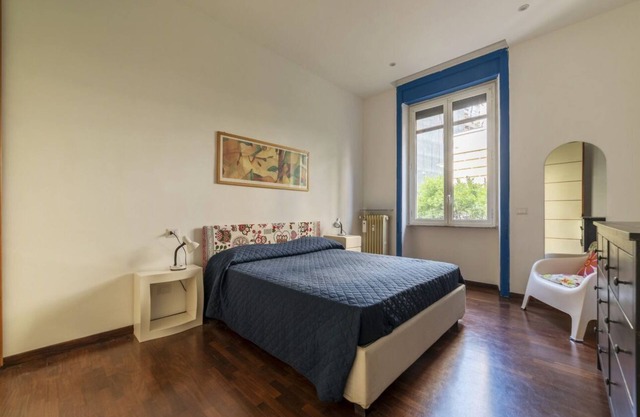 Comfortable 75sqm apartment able to accommodate up to 2 people, located on the first floor of a period building with elevator (not suitable for disabled people). The property is located in an area full of services just a few minutes away from Piazza Bolo