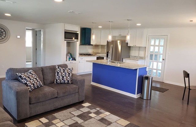 Comfortable Amazing 2 story Gem near Buckroe Beach