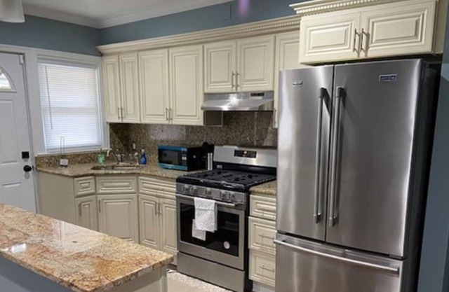 Comfortable and Local Three Bedroom Townhome!