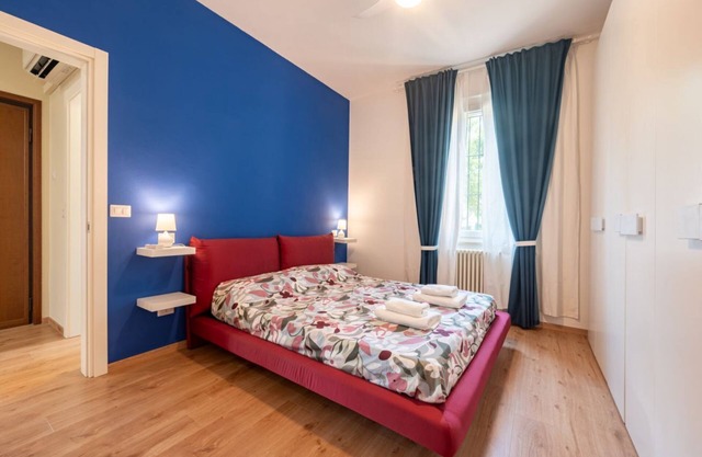 Comfortable apartment located on the ground floor of a building. There are two steps at the entrance and a metal ramp to also transport disabled people.In 70 m2 of space it accommodates 6 people, with a double bedroom, one with two single beds and a sofa