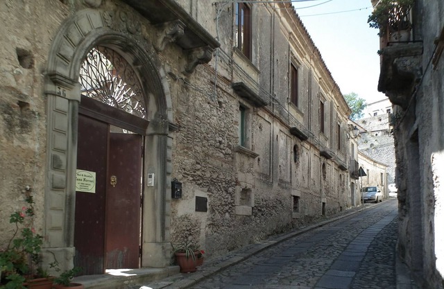 Comfortable B & B in Gerace, (see beautiful villages in Italy). Rooms at Casa Ferrari