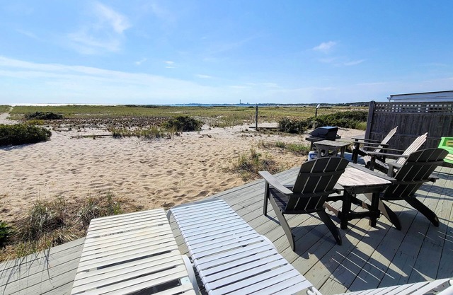 Comfortable Beach Point Waterfront 2BD-Step into the Sand on Cape Cod Bay