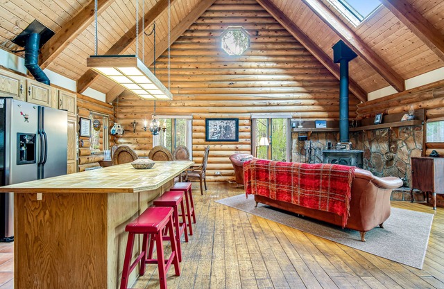 Comfortable cabin home w/wood fireplace, mountain views, National Forest access