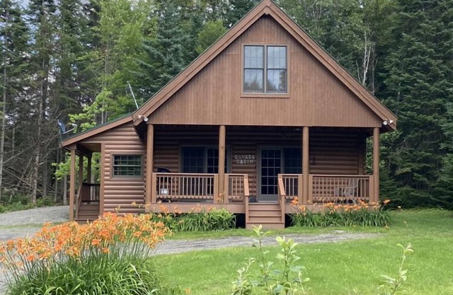 Comfortable Canada Cabin - DIRECT ATV AND SNOWMOBILE TRAIL ACCESS!