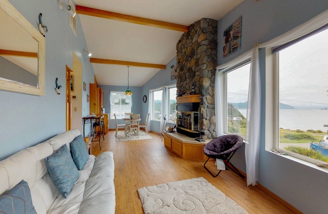 Comfortable, dog-friendly house in town with ocean and Humbug Mountain views