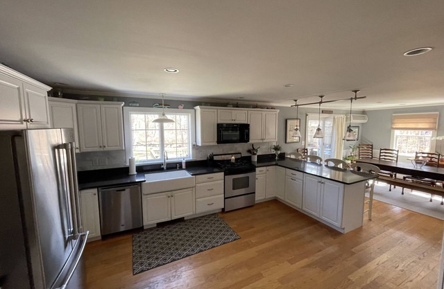 Comfortable Edgartown Home-Pet Friendly. HOT TUB & POOL TABLE