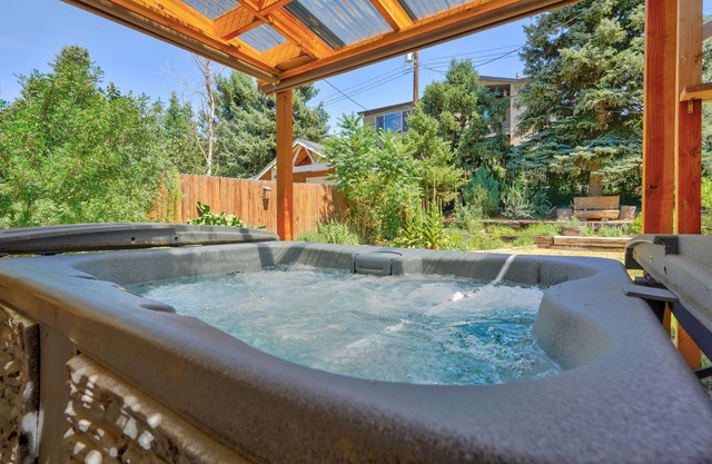 Comfortable Family Home with hot tub! sleeps 8