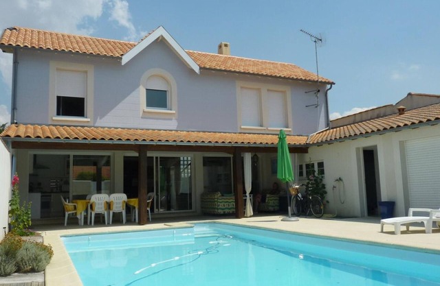 Comfortable House for 8 with Secure Pool, WiFi, 100m from Beach