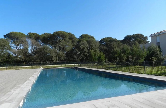 Comfortable new T3 15m² south-facing terrace Air-conditioning Swimming pool Basement box