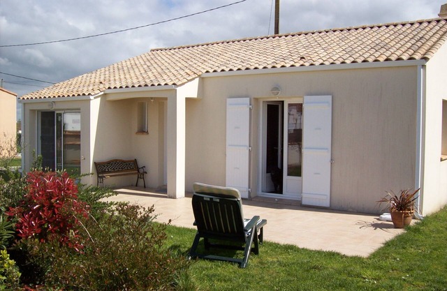 COMFORTABLE HOUSE SLEEPS 6 WITH ENCLOSED GARDEN NEAR BEACH