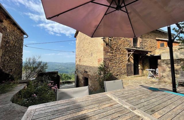 Comfortable cottage with magnificent views of the Causses