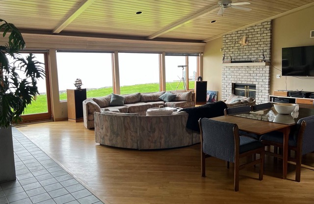 Comfortable getaway for the entire family with amazing views of the water