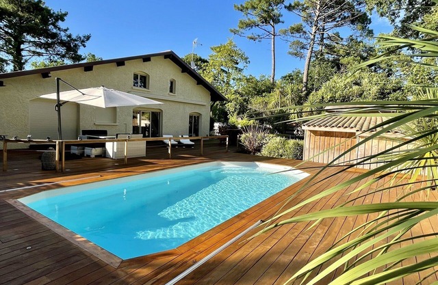 Comfortable house with heated pool + huge terrace a few steps from the bay beach
