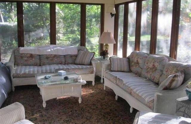 Comfortable Island Home, Easy Access to Beaches and Town