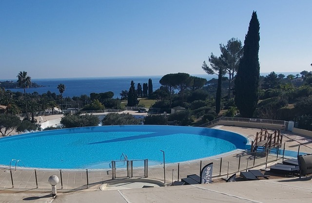Comfortable nest with pool and sea view