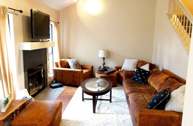 Comfortable quiet townhouse with pool and convenient location