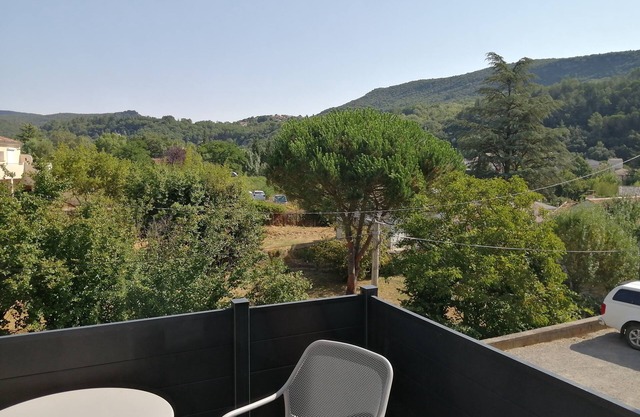 Comfortable T2 private parking air-conditioned elevator wifi 300 m from the spa