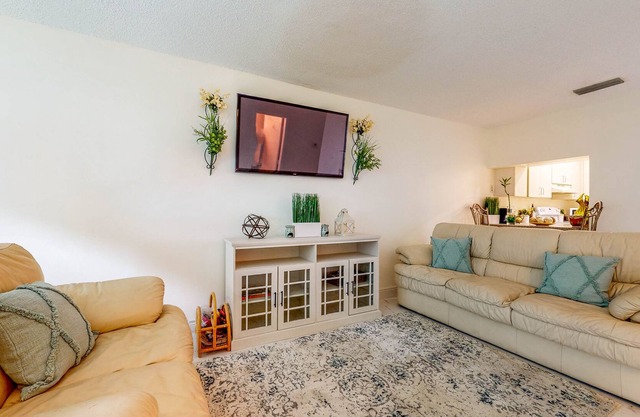 Comfortable Townhouse with Pool Access, Full Kitchen & W/D - Dog-Friendly