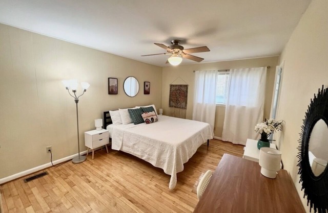 ★Comfortable Townhome★King Bed ★ Long Term Stays ★