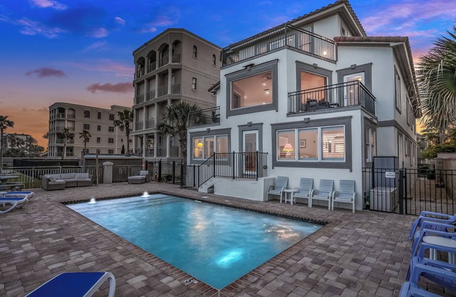 Comfortable Retreat Beach House – City Center for numerous SHOPS & Restaurants!