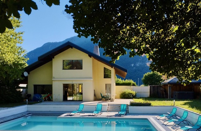 Comfortable villa near lake, swimming pool and jacuzzi
