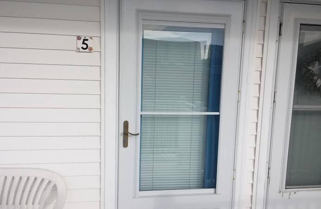 Comfortably Close RENTING 25 yrs and older No Exceptions-Top Floor, no Pets!