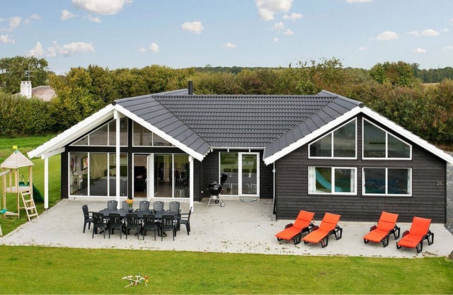 Comfortably furnished with Akitiviätshaus pool area