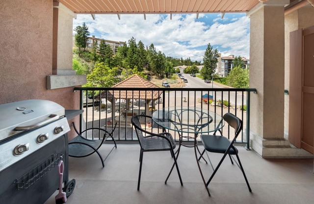 Comforts of Home! Studio With Full Kitchen - 210A