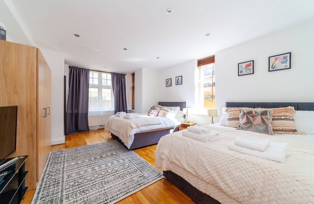 Comfy 2 Bed Apt with Private Garden, Battersea LDN