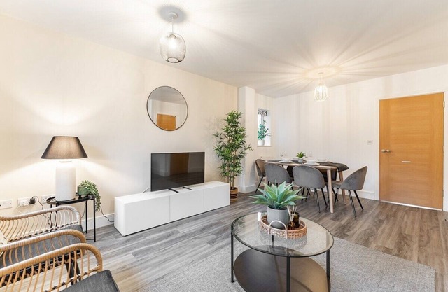 Comfy 2 Bed With Sofa Bed/Heathrow/Surrey/M25
