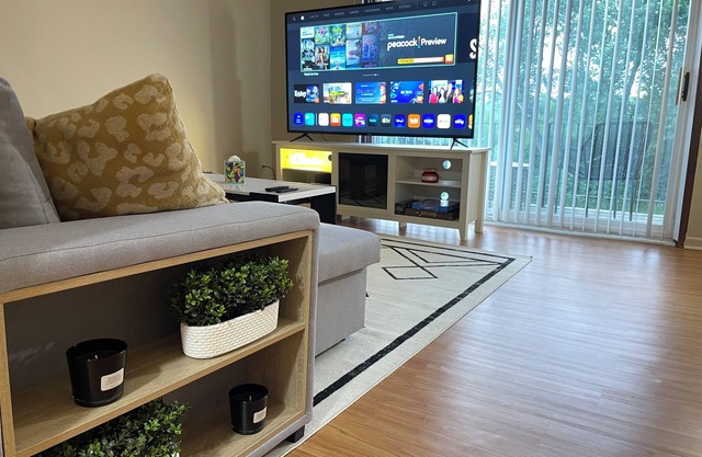 Comfy 2 bedroom condo with 75” smart TV