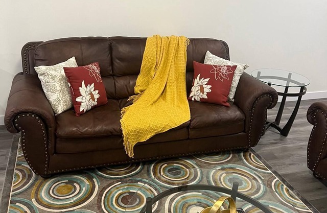 Comfy 2 bedroom stay tucked away in a sleepy neighborhood few mins to the Henday