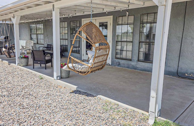 Comfy 3-bedroom home with massage chair and arcade right off freeway