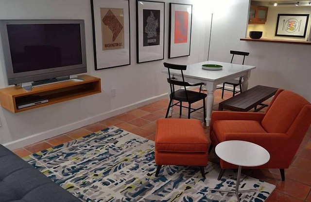 Comfy Apartment w/Parking. Walk to Metro, Cafés, Restaurants, Nightlife.