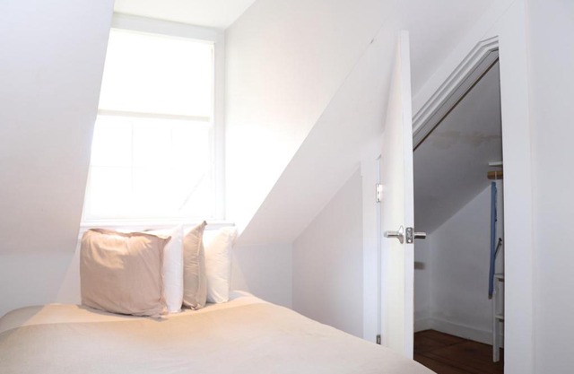 Comfy Beacon Hill Studio Great for Work Travel #13