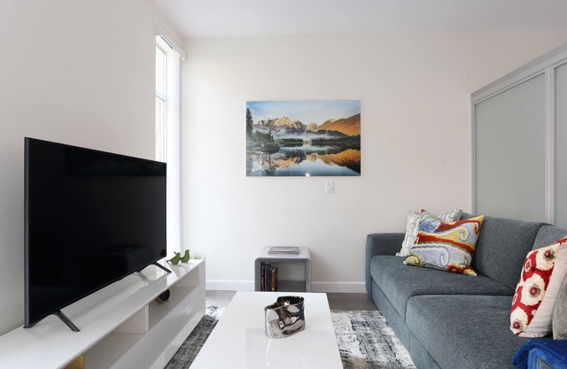 Comfy, Clean & Modern Pasadena Apartment