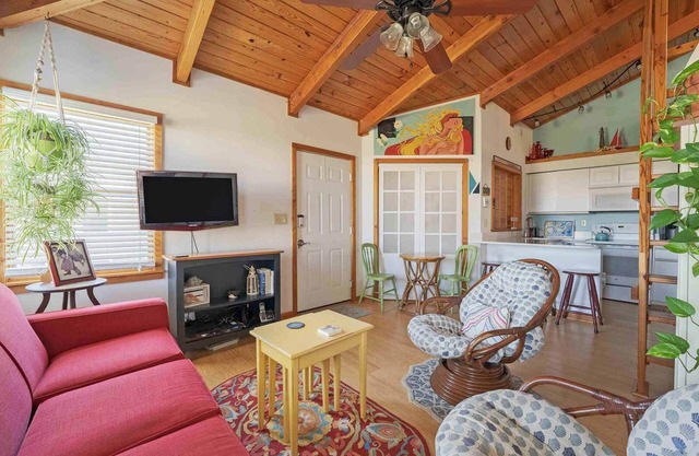 Comfy Condo in Great Location. Close to Beach, Restaurants & Shops