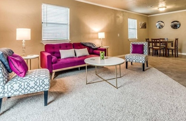 Comfy, contemporary home in perfect location!